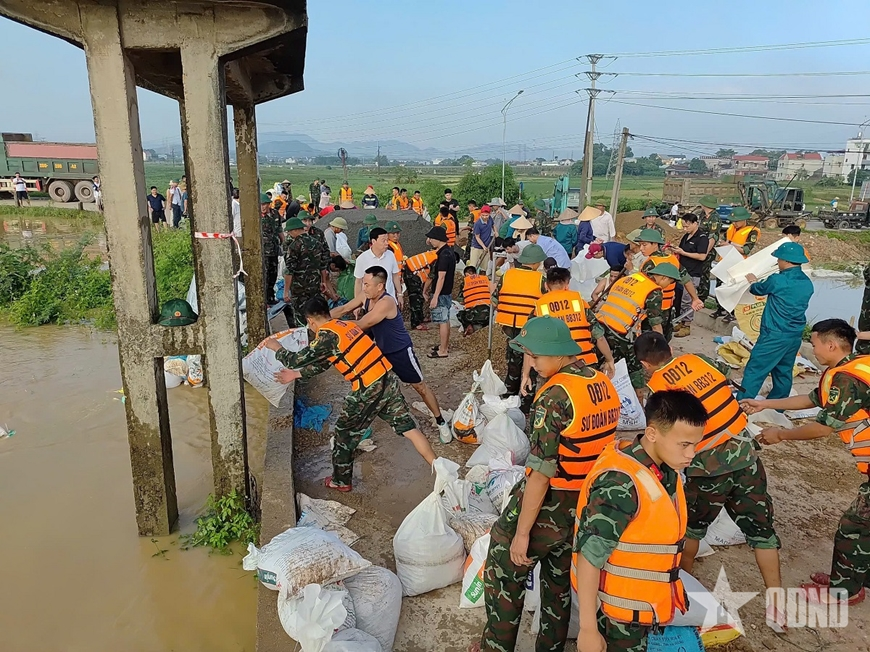 Bộ đội Trung đoàn 209, Sư đoàn 312 tiếp tục hộ đê sông Cầu